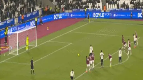 罗马意甲18轮以2-0击败佛罗伦萨，亚伯拉罕助力迪巴拉双响，连续五轮未尝败绩，意甲前四名竞争激烈